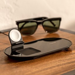 Sleek Design
A sleek glass top adds a touch of style to any desk or tabletop Sleek Design
A sleek glass top adds a touch of style to any desk or tabletop