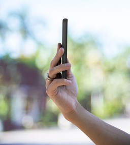 Slim, Lightweight Case
||The slim, lightweight design fits easily in your pocket and comfortably in your hand.
 Slim, Lightweight Case
||The slim, lightweight design fits easily in your pocket and comfortably in your hand.