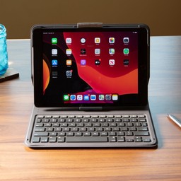Space-efficient Standing Design||Messenger Folio 2 keyboard is easy to use in tight spaces, like an airplane tray. Space-efficient Standing Design||Messenger Folio 2 keyboard is easy to use in tight spaces, like an airplane tray.
