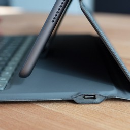 Type-C Charging||The Messenger Folio 2 has Type-C charging, the latest, most convenient way to charge. Type-C Charging||The Messenger Folio 2 has Type-C charging, the latest, most convenient way to charge.